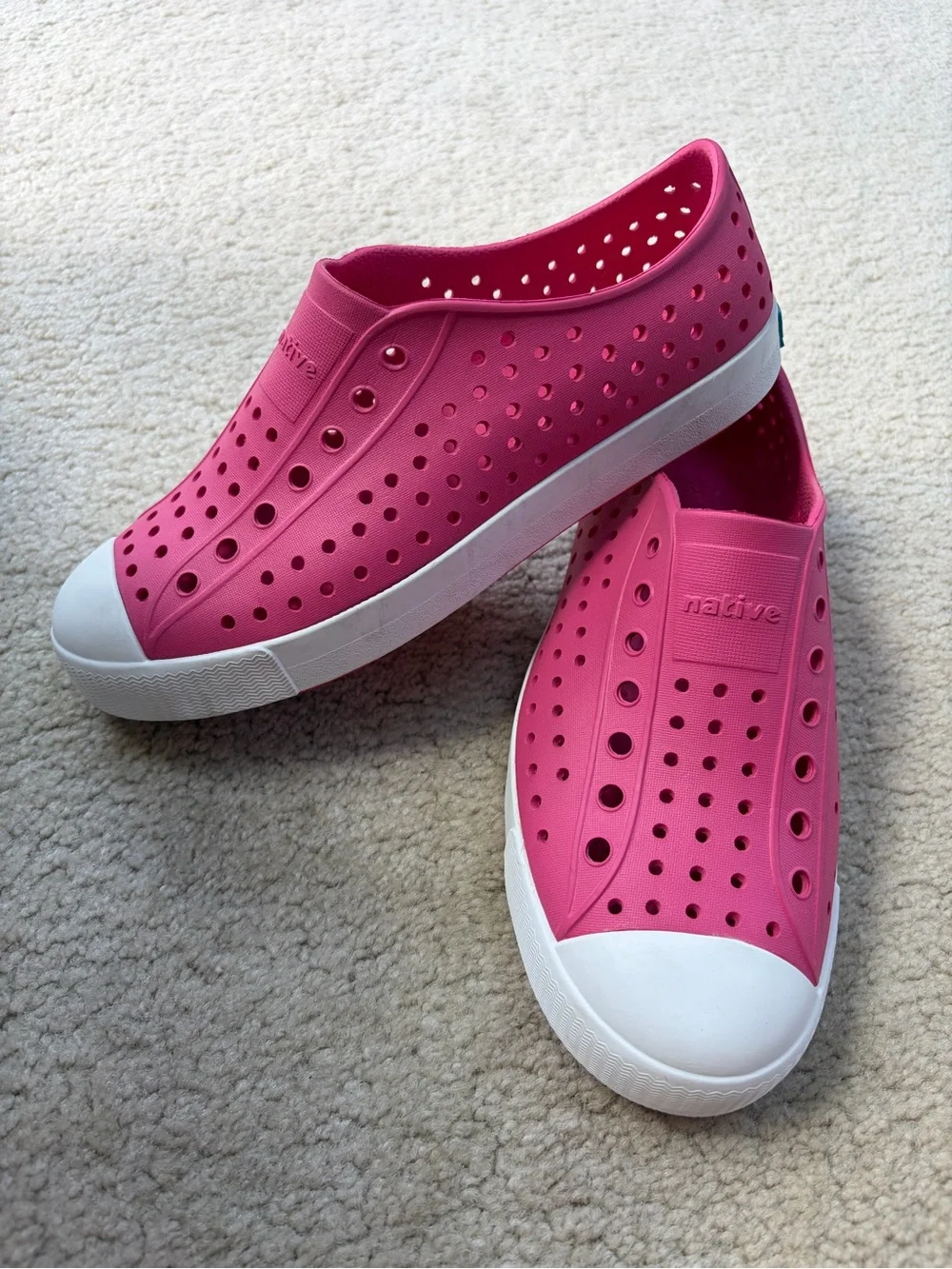 Native Big Kid Size 5 / J5 Jefferson Slip On Sneakers in Bright Pink Waterproof